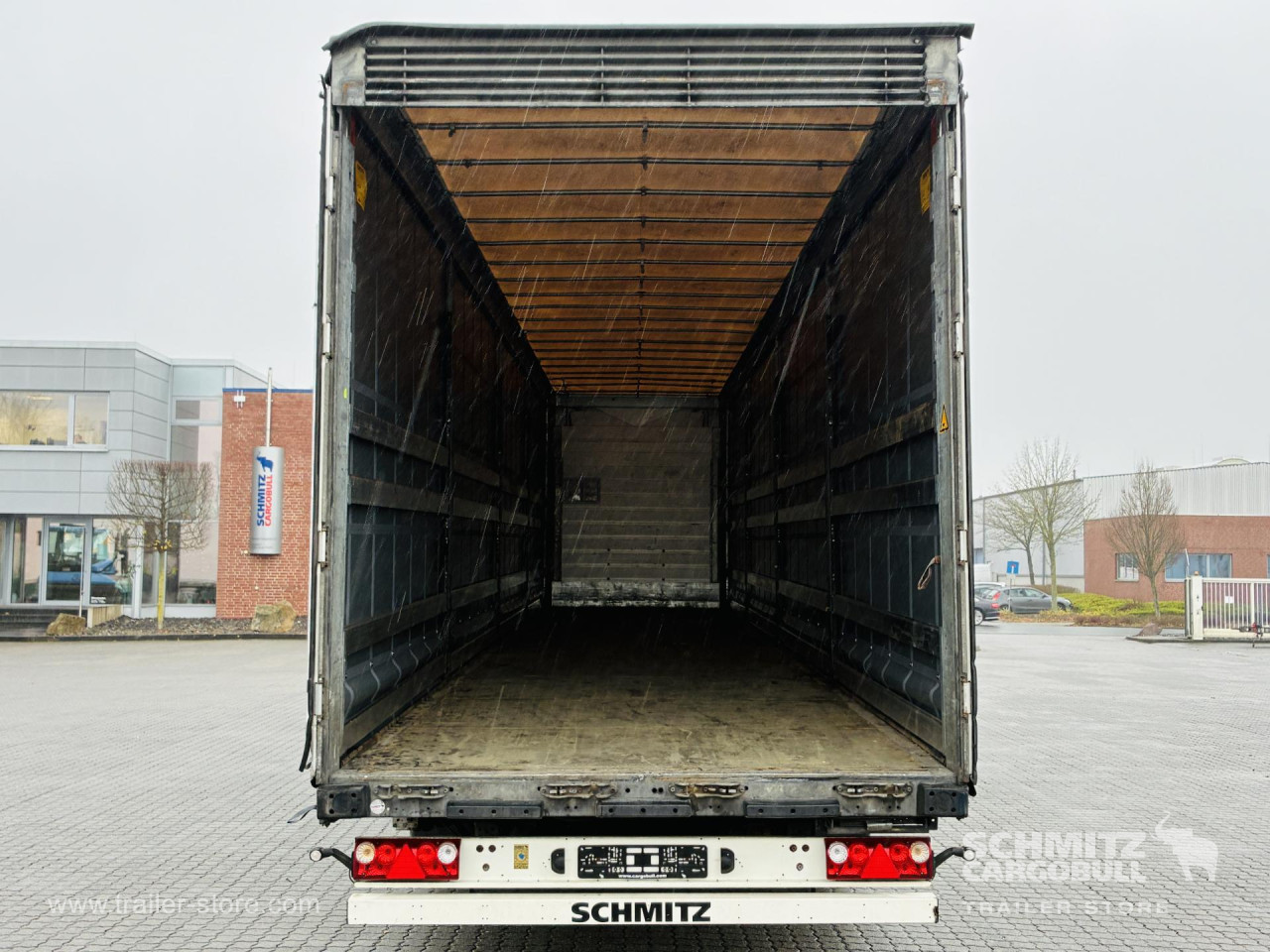 Schmitz Cargobull Curtainsider Mega Getränke 