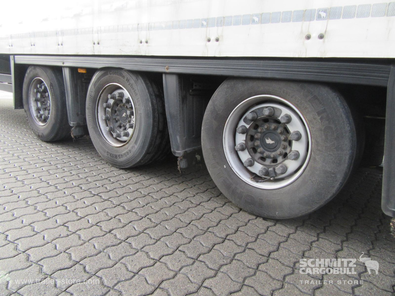 Schmitz Cargobull Curtainsider Mega Getränke 