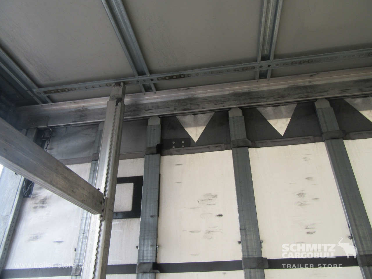 Schmitz Cargobull Curtainsider Mega Getränke 