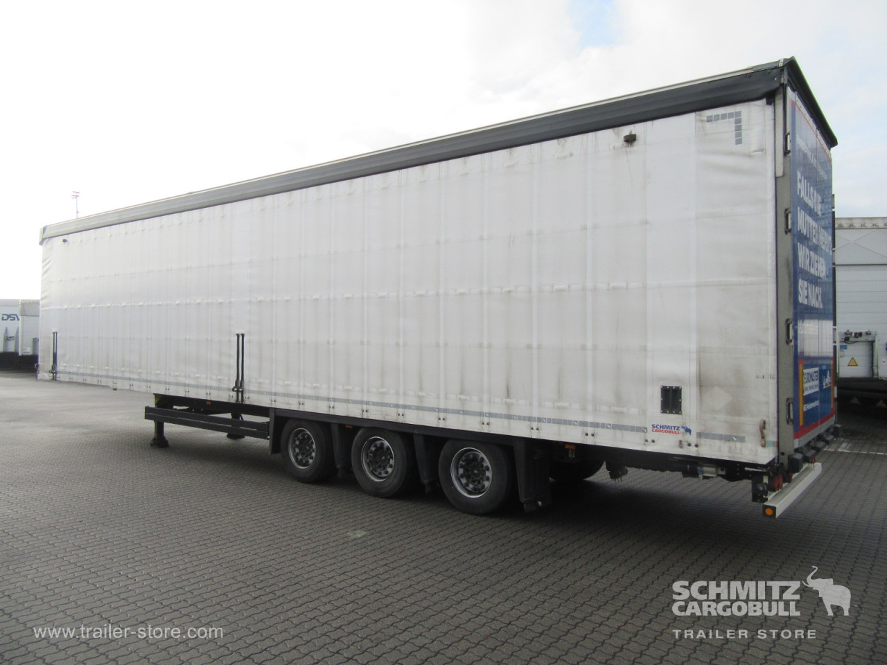 Schmitz Cargobull Curtainsider Mega Getränke 