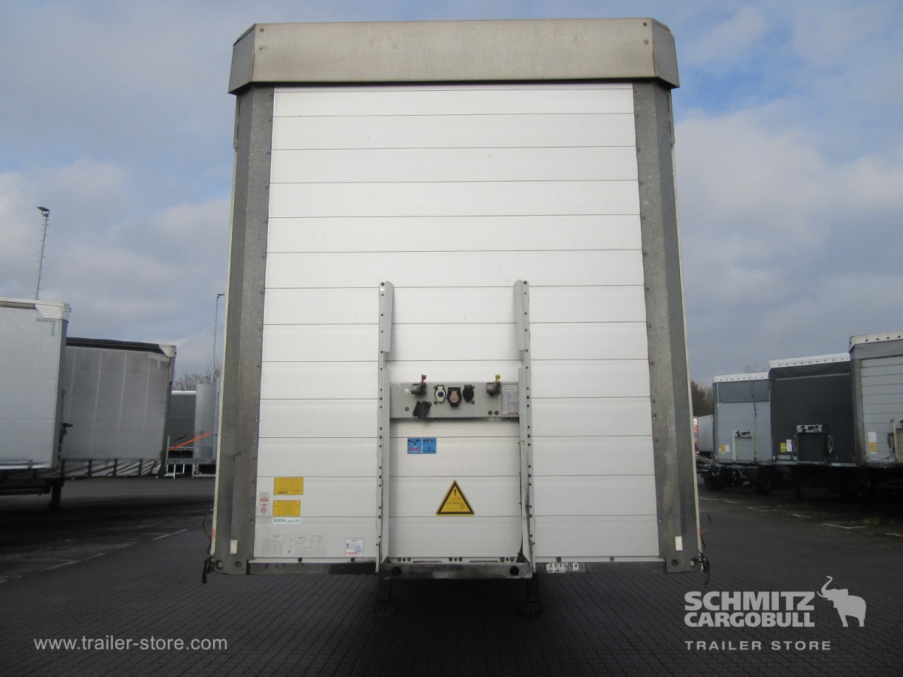 Schmitz Cargobull Curtainsider Mega Getränke 