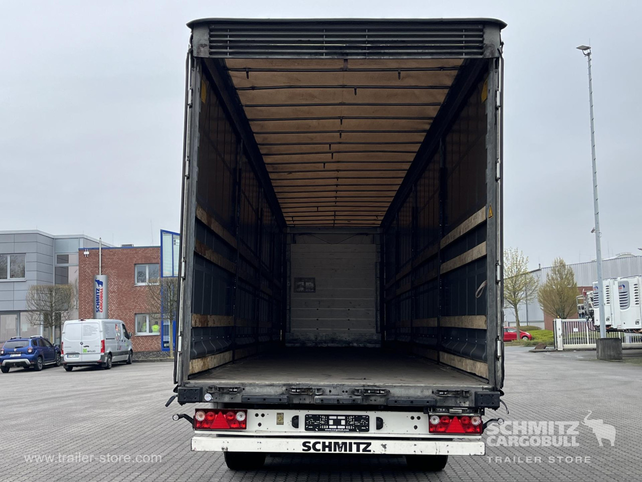 Schmitz Cargobull Curtainsider Mega Getränke 