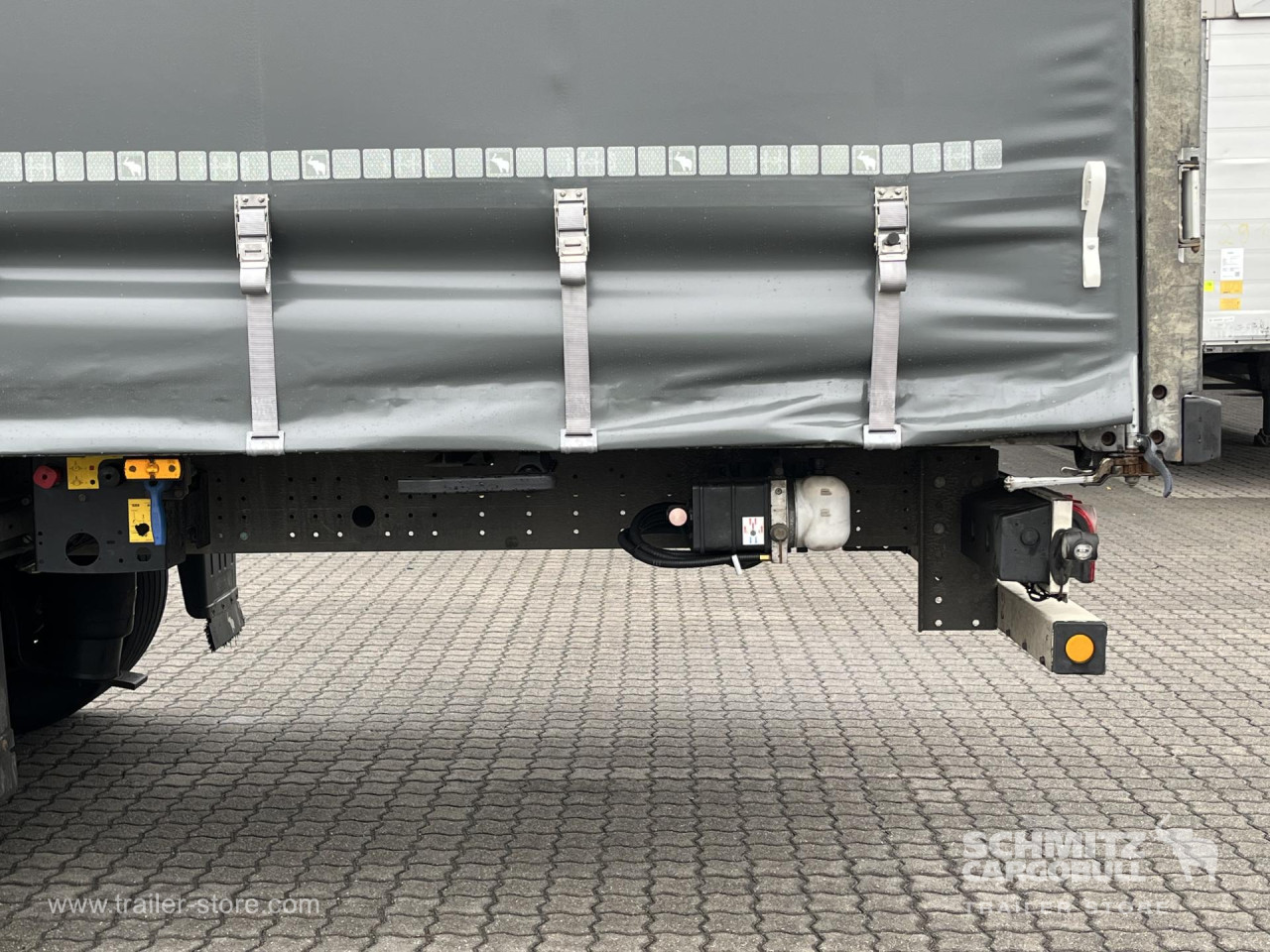 Schmitz Cargobull Curtainsider Mega Getränke 