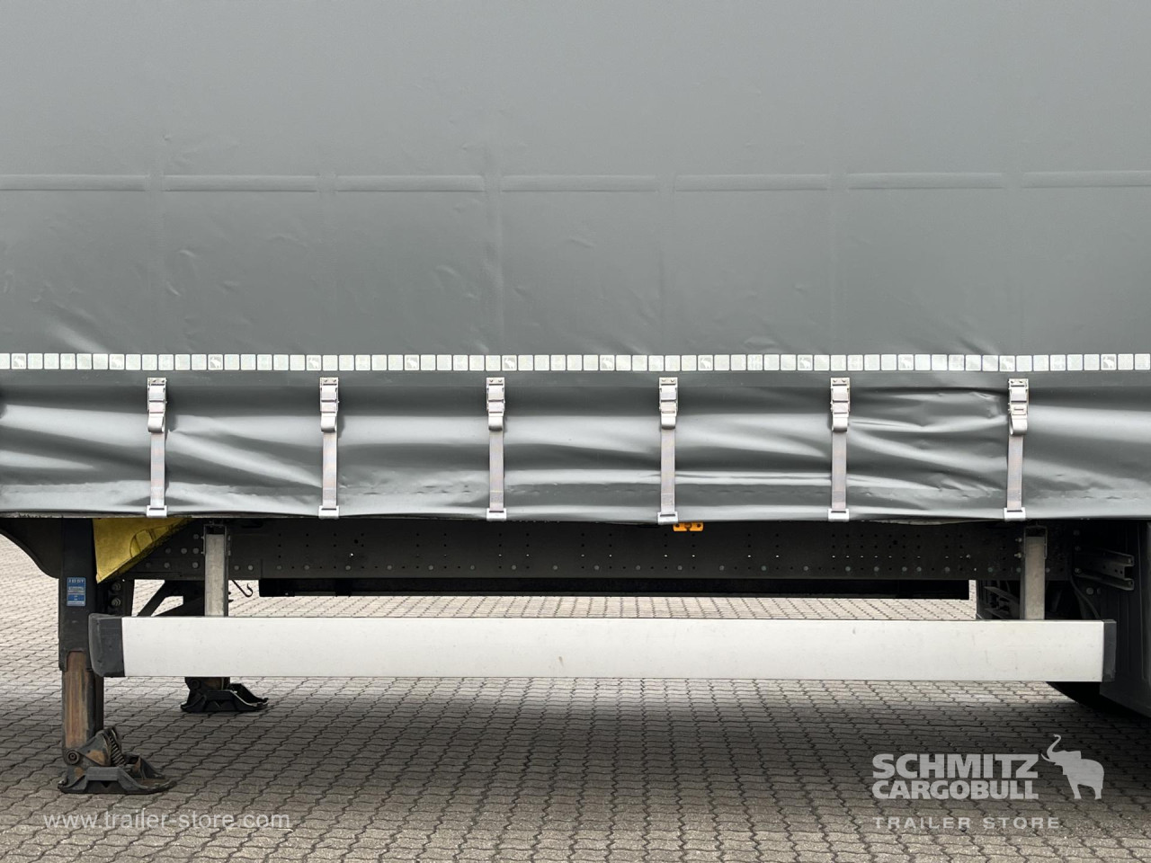 Schmitz Cargobull Curtainsider Mega Getränke 