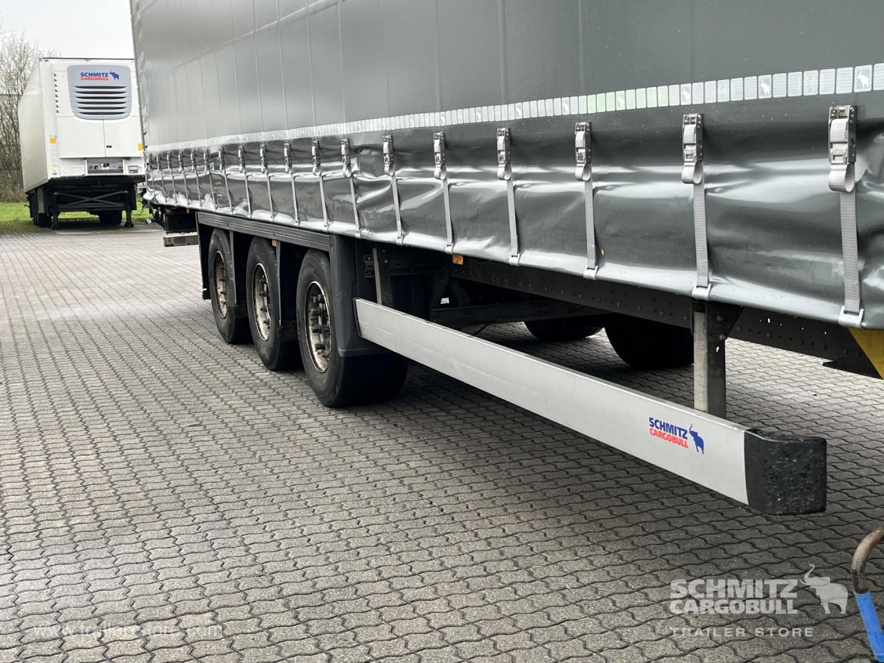 Schmitz Cargobull Curtainsider Mega Getränke 