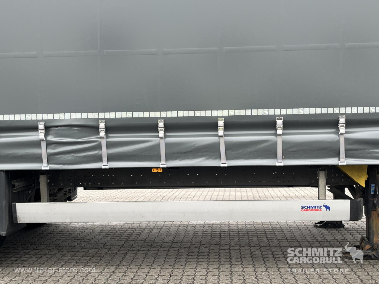 Schmitz Cargobull Curtainsider Mega Getränke 