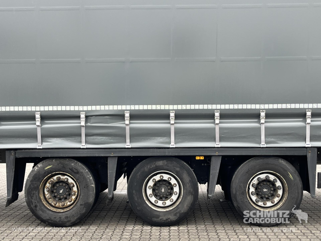 Schmitz Cargobull Curtainsider Mega Getränke 