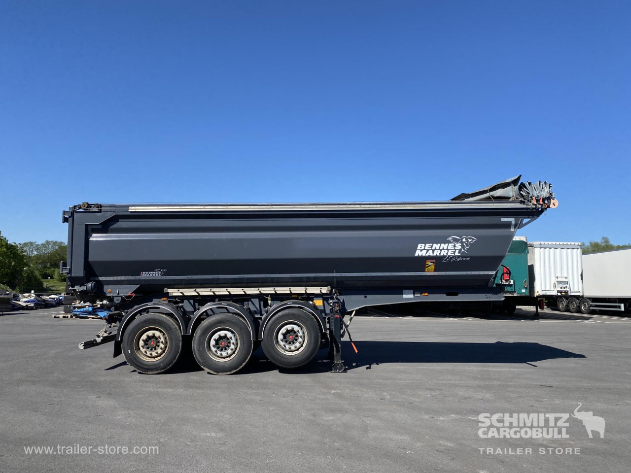 Schmitz Cargobull Semitrailer Tipper Steel half pipe body 26m³ 