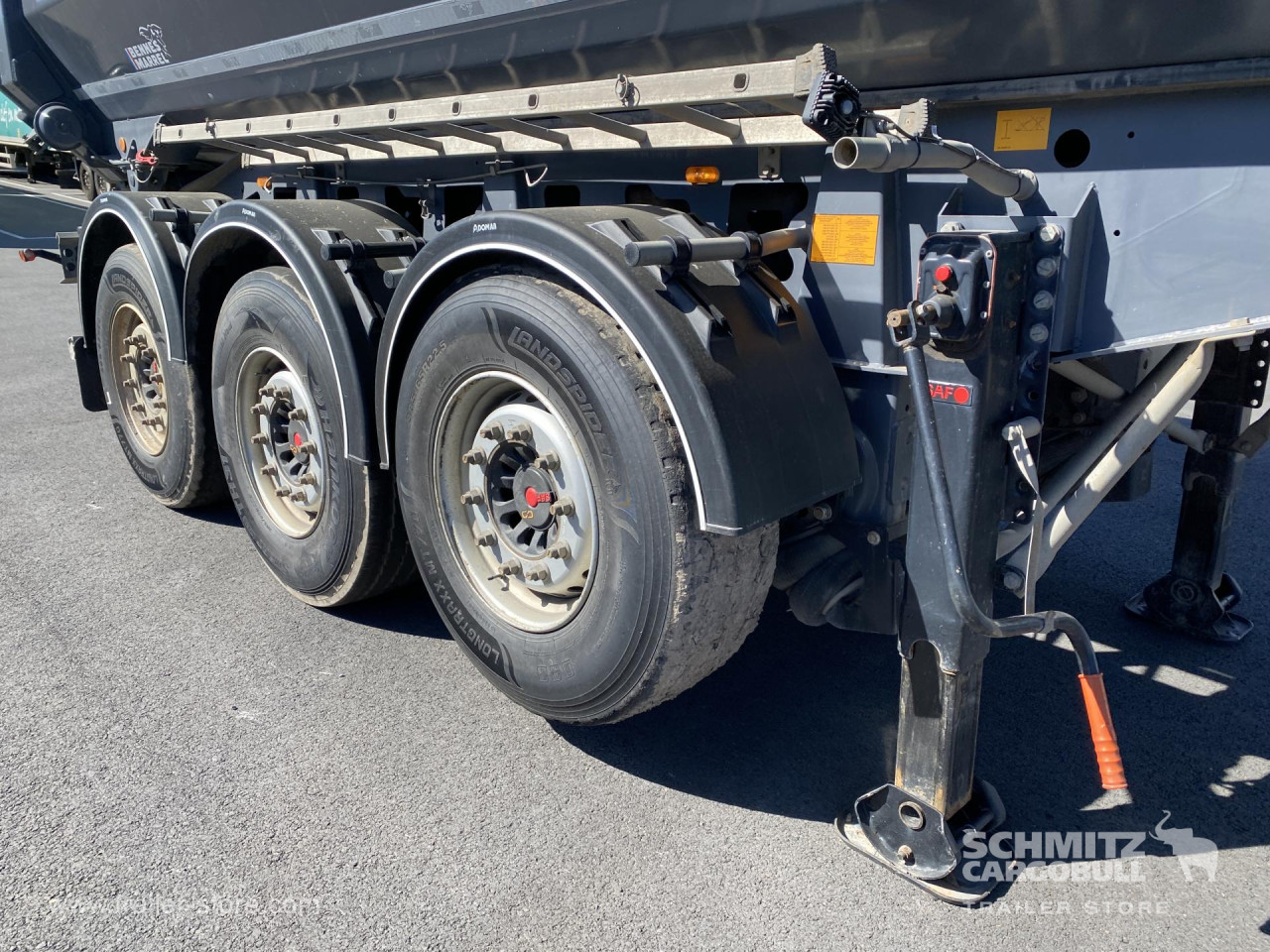 Schmitz Cargobull Semitrailer Tipper Steel half pipe body 26m³ 
