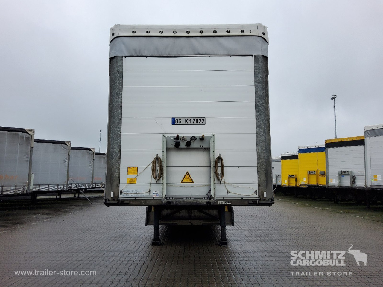 Schmitz Cargobull Curtainsider Standard Getränke 