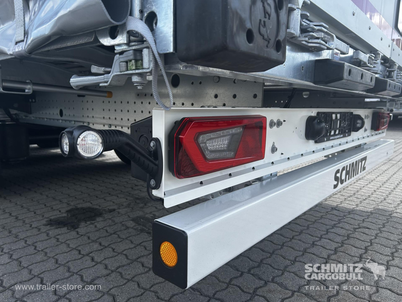Schmitz Cargobull Curtainsider Mega Getränke 