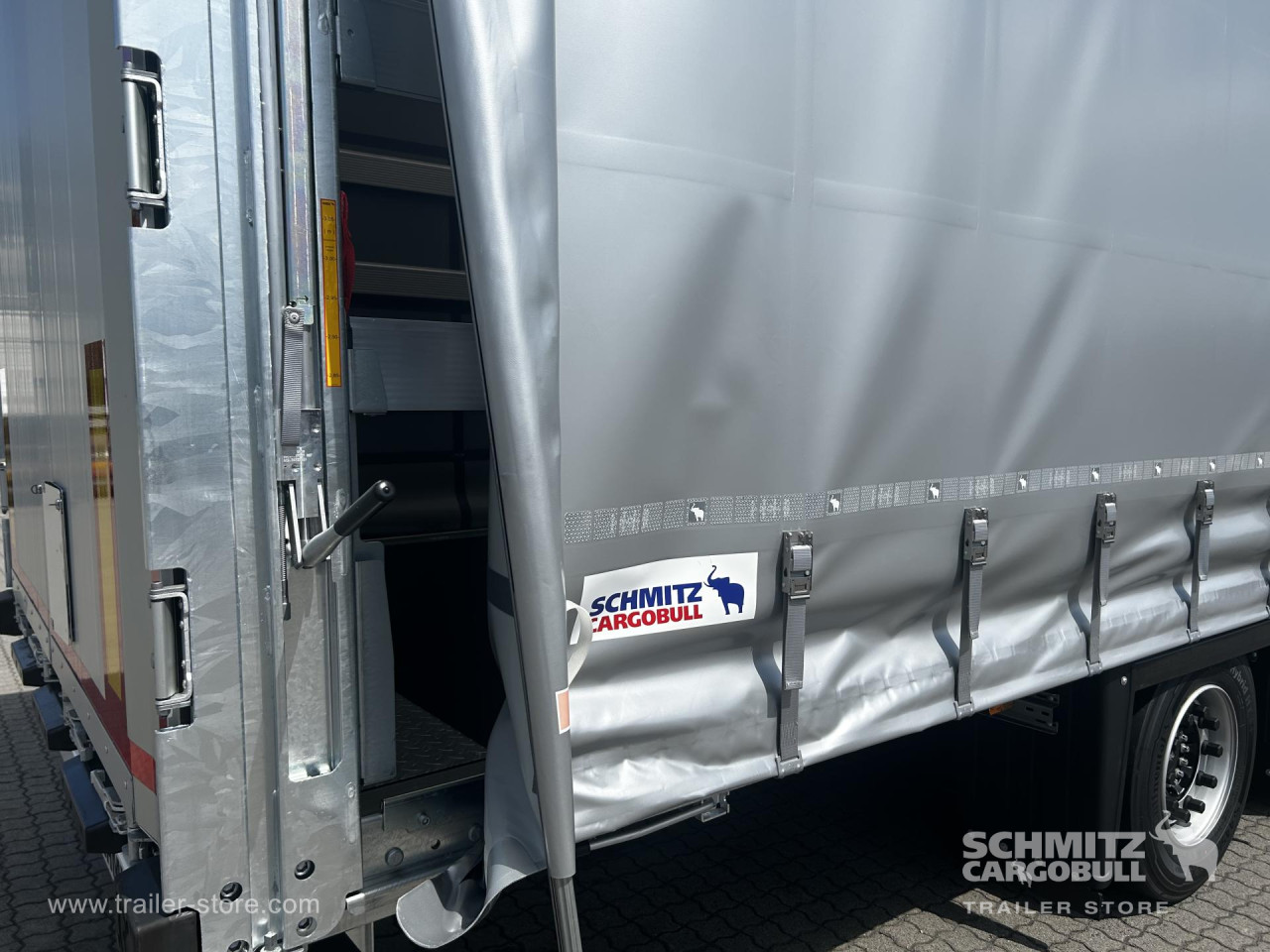 Schmitz Cargobull Curtainsider Mega Getränke 