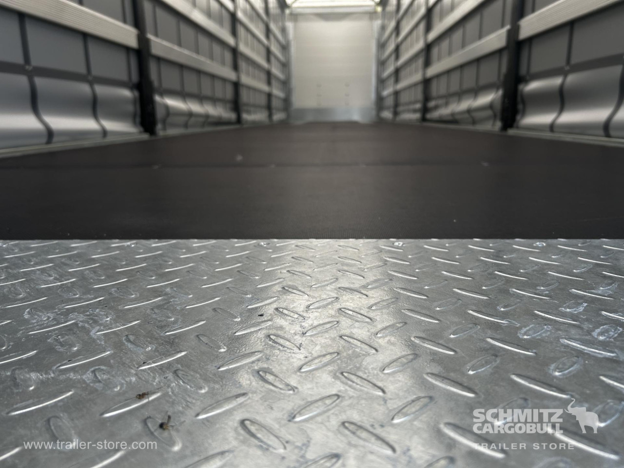 Schmitz Cargobull Curtainsider Mega Getränke 