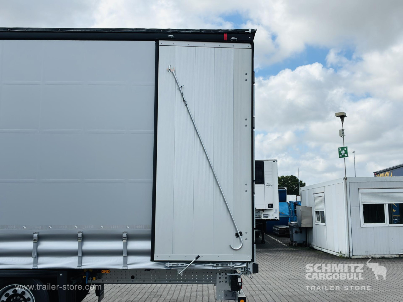 Schmitz Cargobull Curtainsider Mega Getränke 
