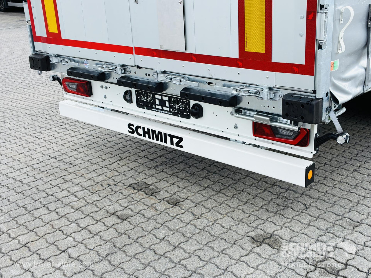 Schmitz Cargobull Curtainsider Mega Getränke 