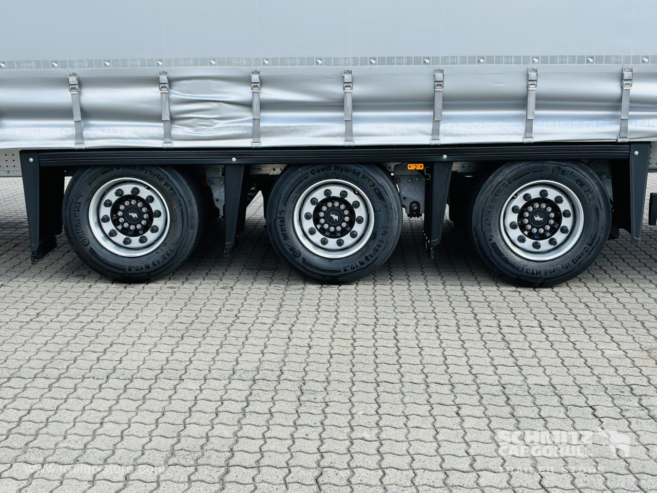 Schmitz Cargobull Curtainsider Mega Getränke 