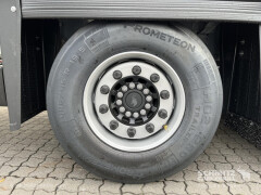 Schmitz Cargobull Curtainsider Mega Getränke 